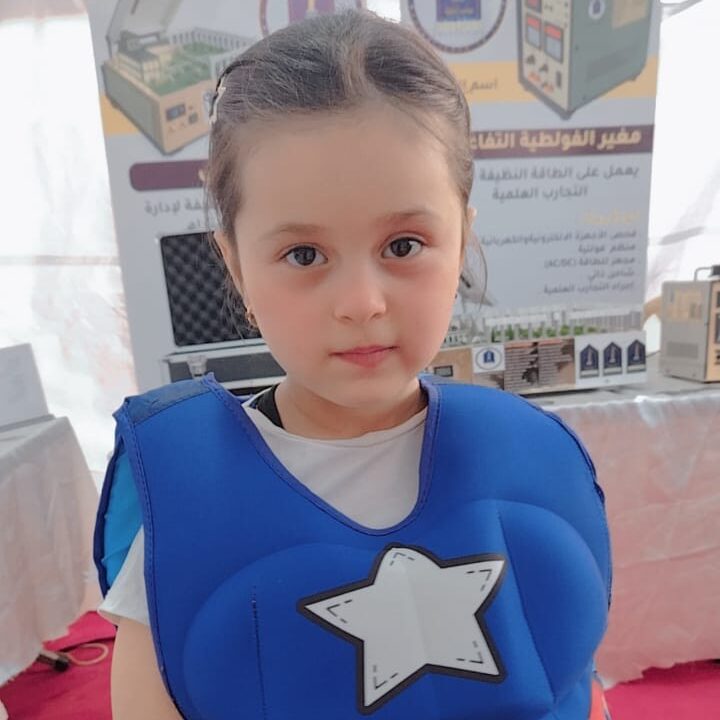 الطفلة تستخدم سترة الأمل